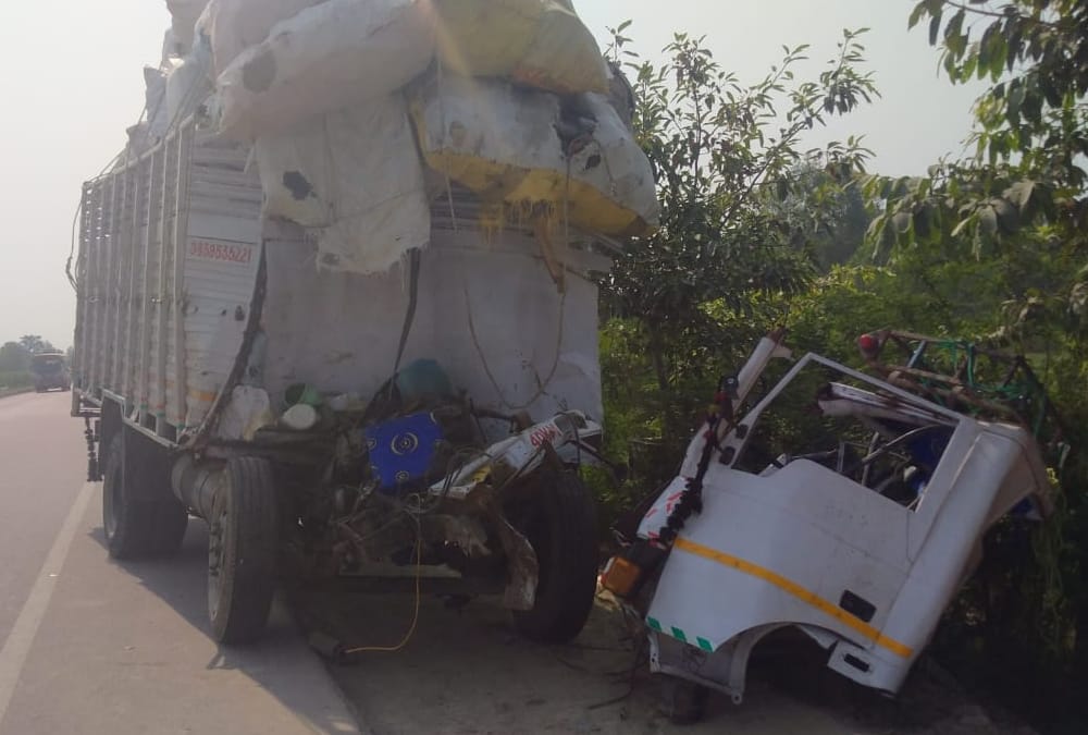 A DCM hits a truck in Raebareli, one died.