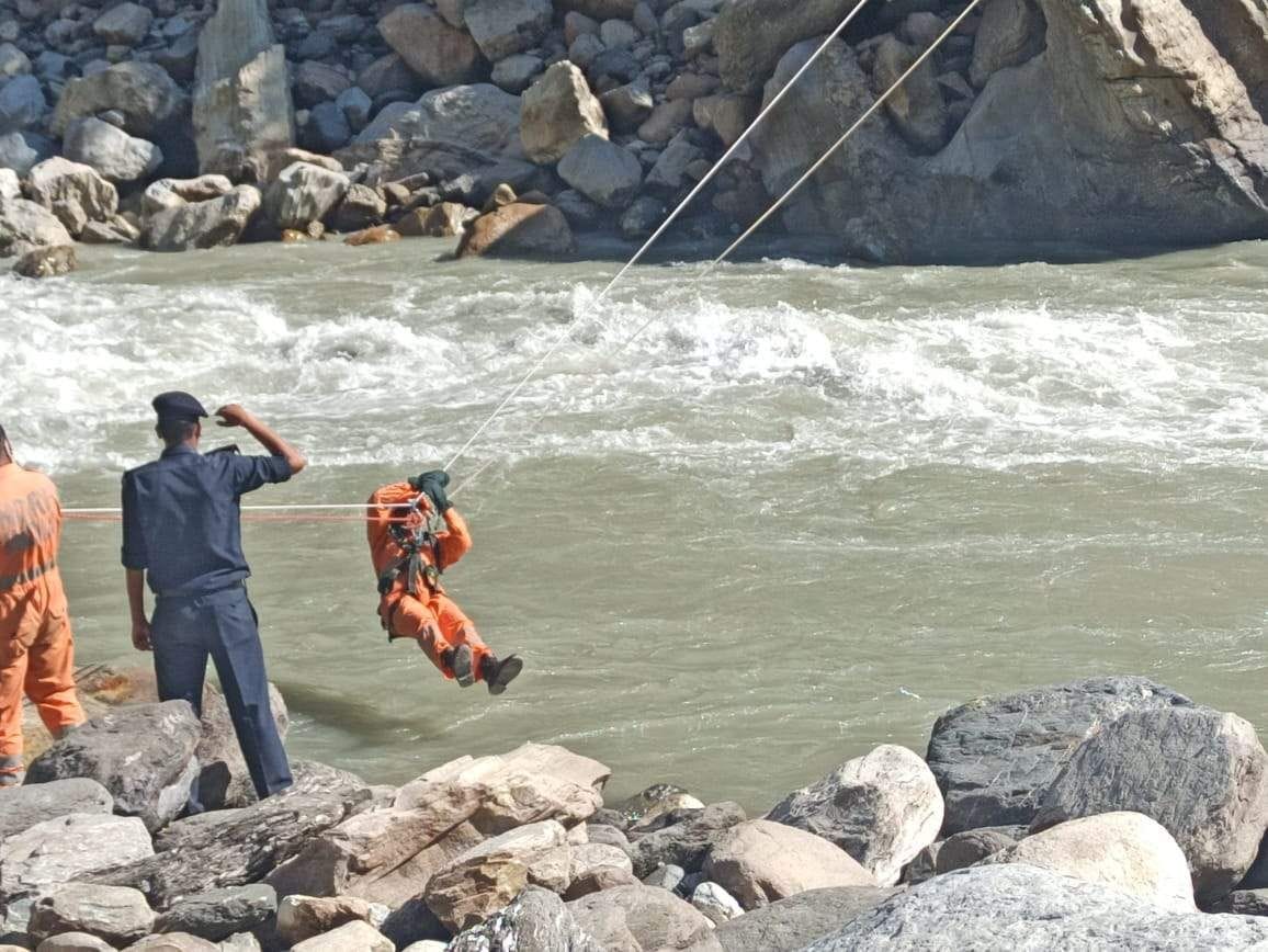 Rescue run for 16 hours, dead bodies removed from the ditch on the third day
