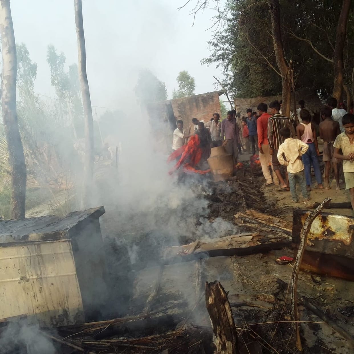 A fire in six huts in Farrukhabad ruins lakhs of cash and cash worth thousands