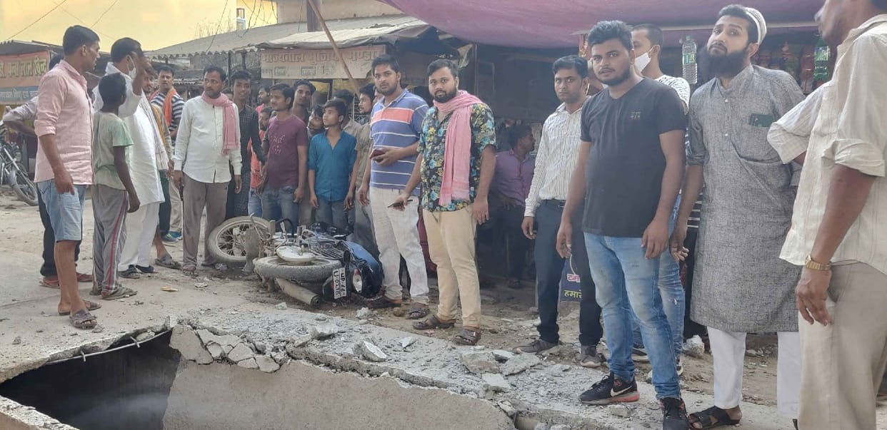 Divider slab fell from overbridge in Bhadohi near Gopiganj bus stand