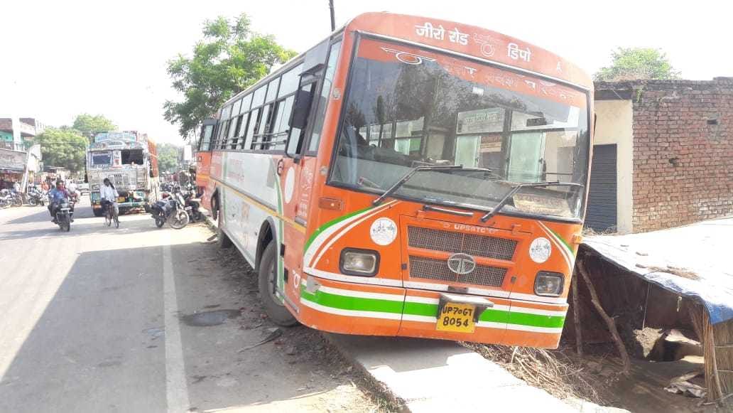 Uncontrollable truck collides with roadways bus, conductor dies