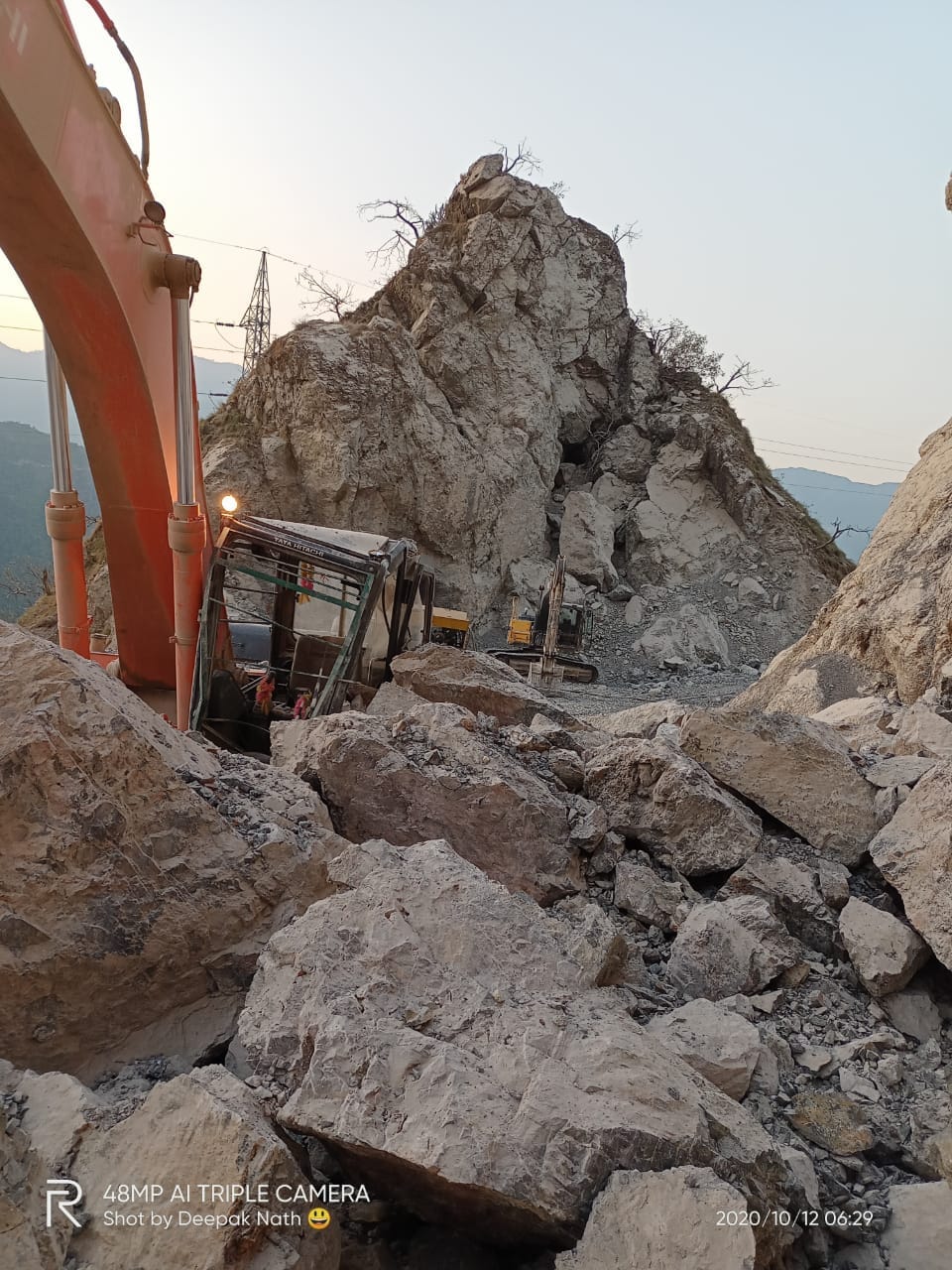 Char dham yatra 2020: boulder fell on JCB machine in badrinath highway