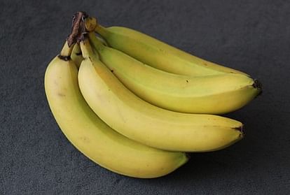 how to do skin care at home with banana in hindi