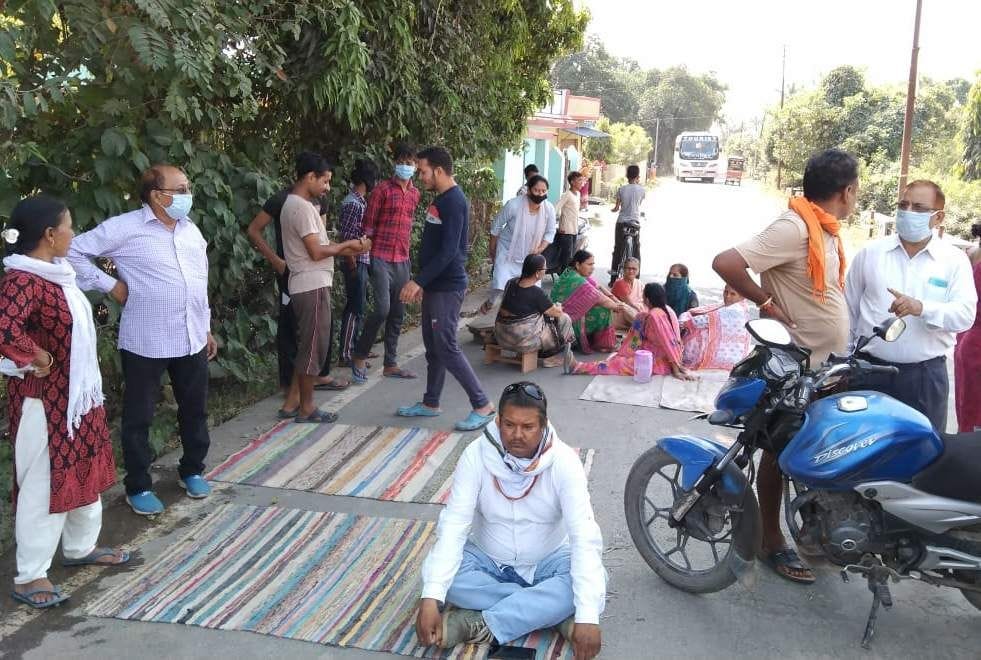 Miners threw stones at revenue personnel, including Tehsildar, two arrested