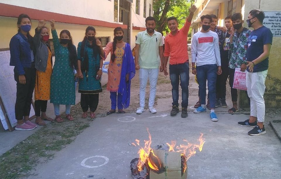 Student's Union burnt the effigy of Vice Chancellor in Baluwakot College
