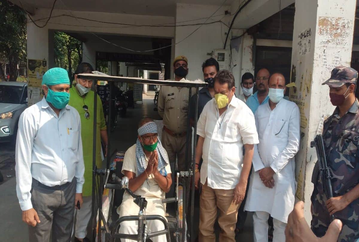 BJP MP and District Magistrate helped Divyang book seller Budhilal in Agra