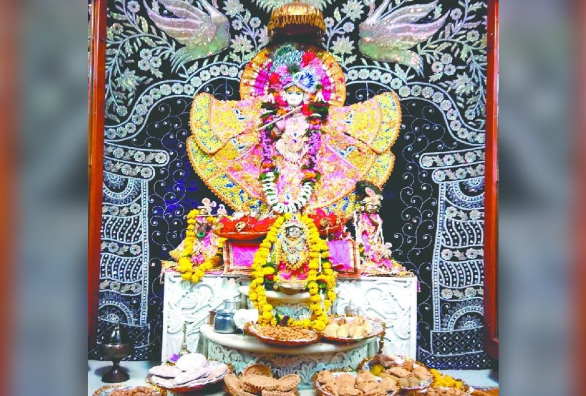 devotees did not follow social distance on nandotsav in dwarkadhish temple mathura