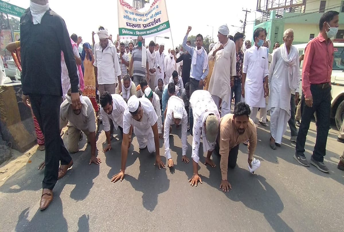 Farmers reached tehsil on their knees for equal compensation