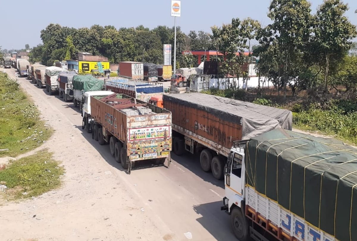 heavy traffic jam in indo nepal border