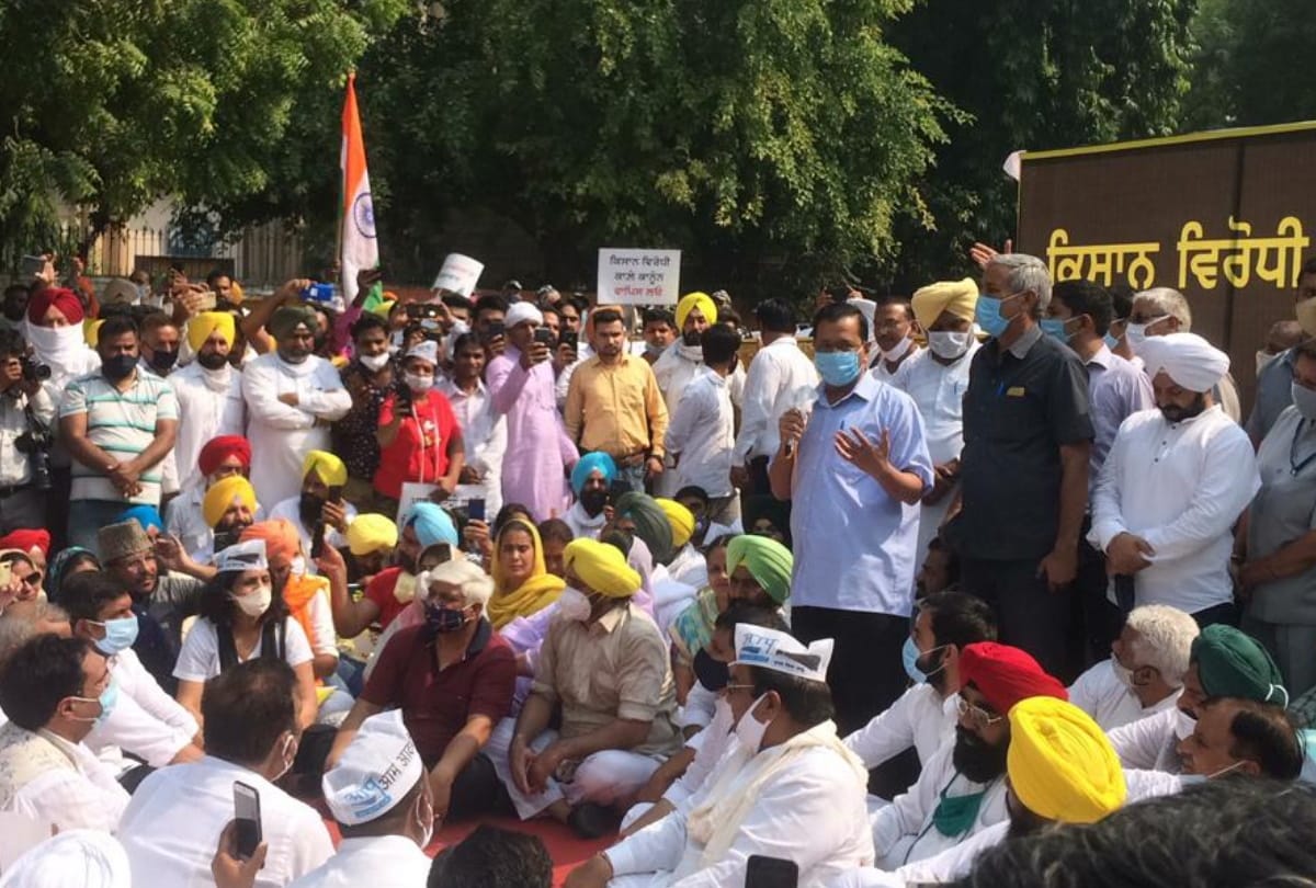 Punjab farmers protesting at jantar mantar kejriwal reach says centre should bring msp act rollback farm act 2020 all update