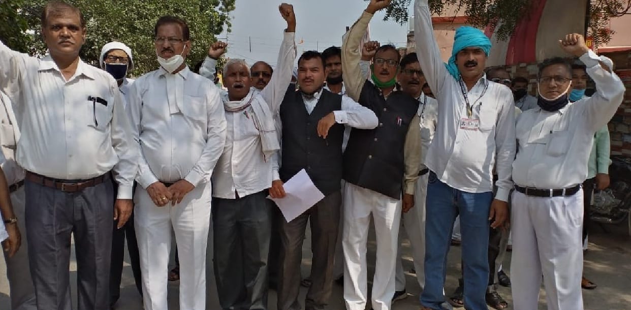 Advocates protest against Sadar SDM in Ghazipur pleading for release of fellow lawyer