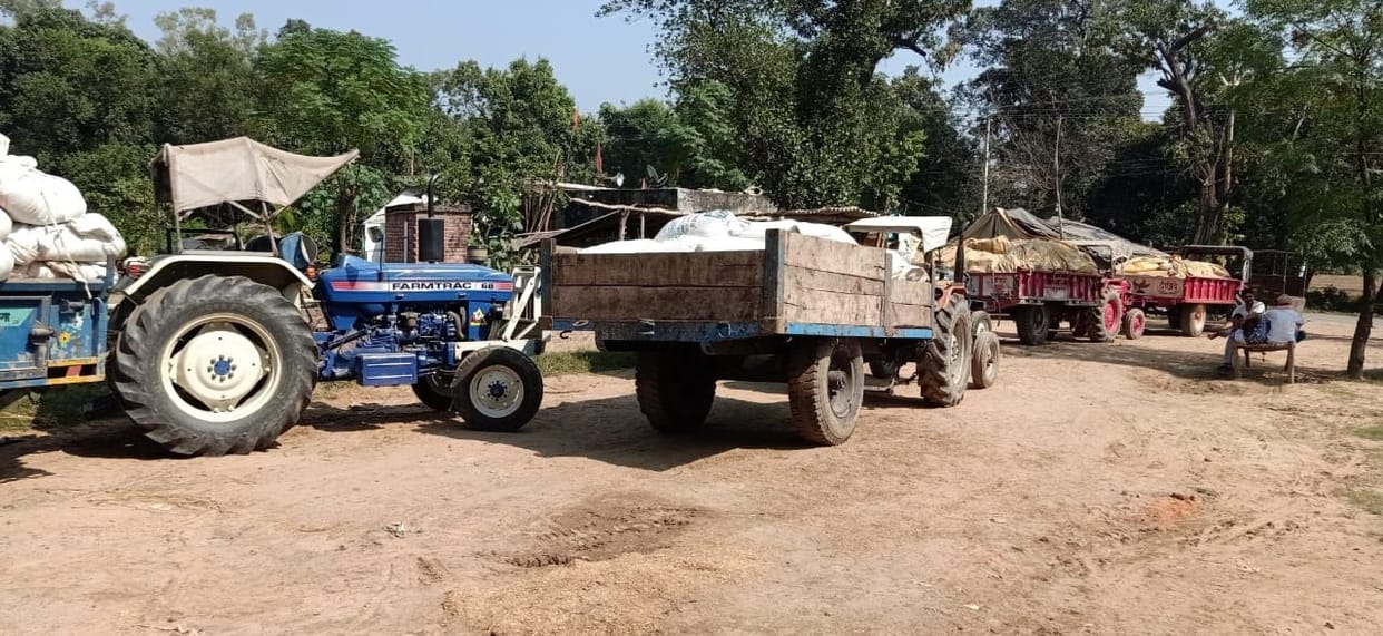 Farmers queue at paddy purchase center