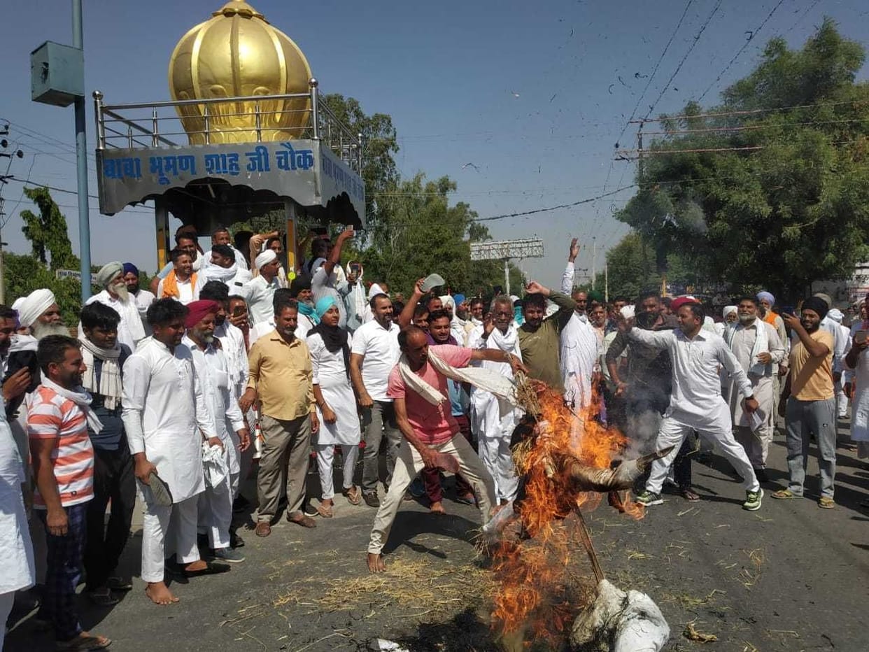 Farmers burnt effigy of electricity minister