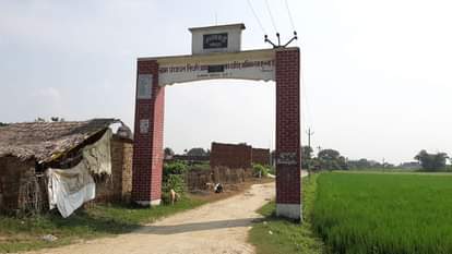 इसी द्वार पर लिखा जाना था शहीद का नाम।