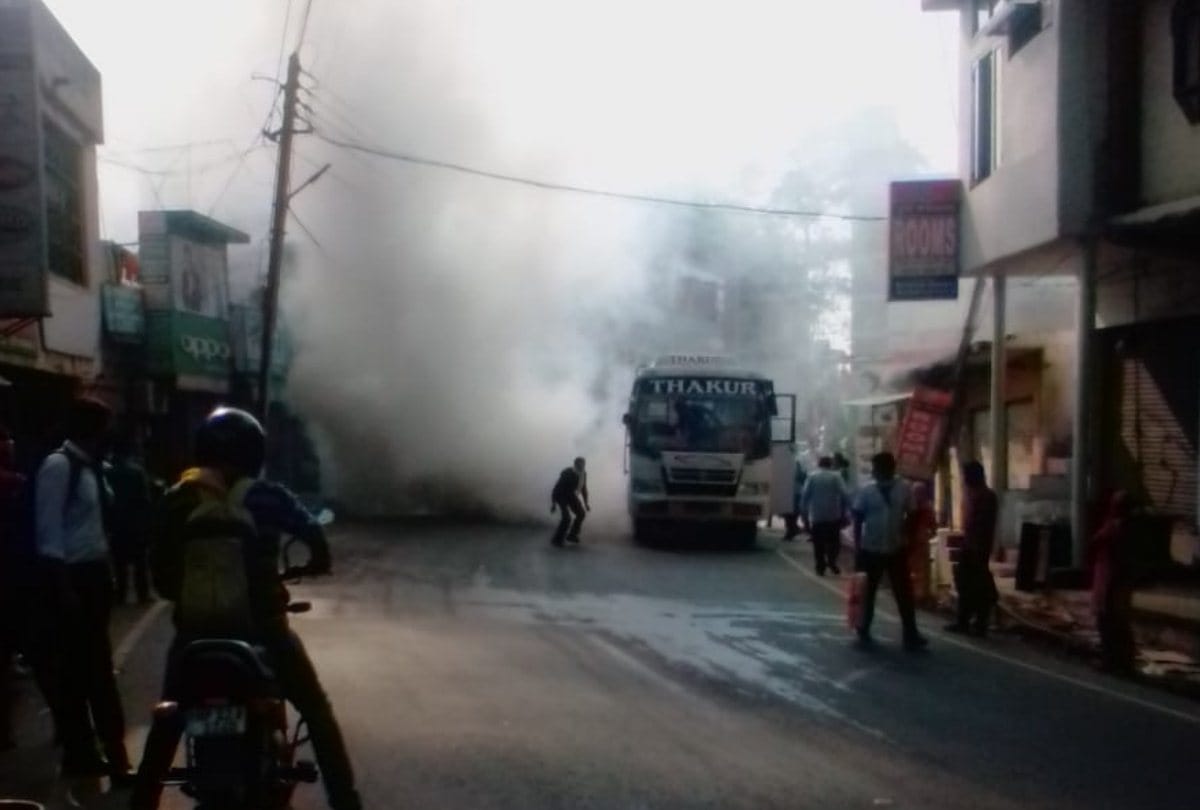Himachal News : private Bus Catches Fire On road in hamirpur