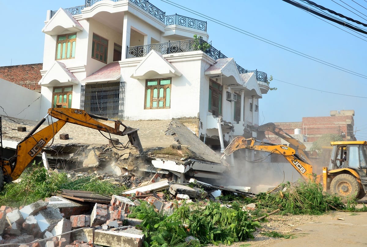 Former MLA Vijma Yadav's brother History sheeter Ramlochan's guesthouse pda demolished