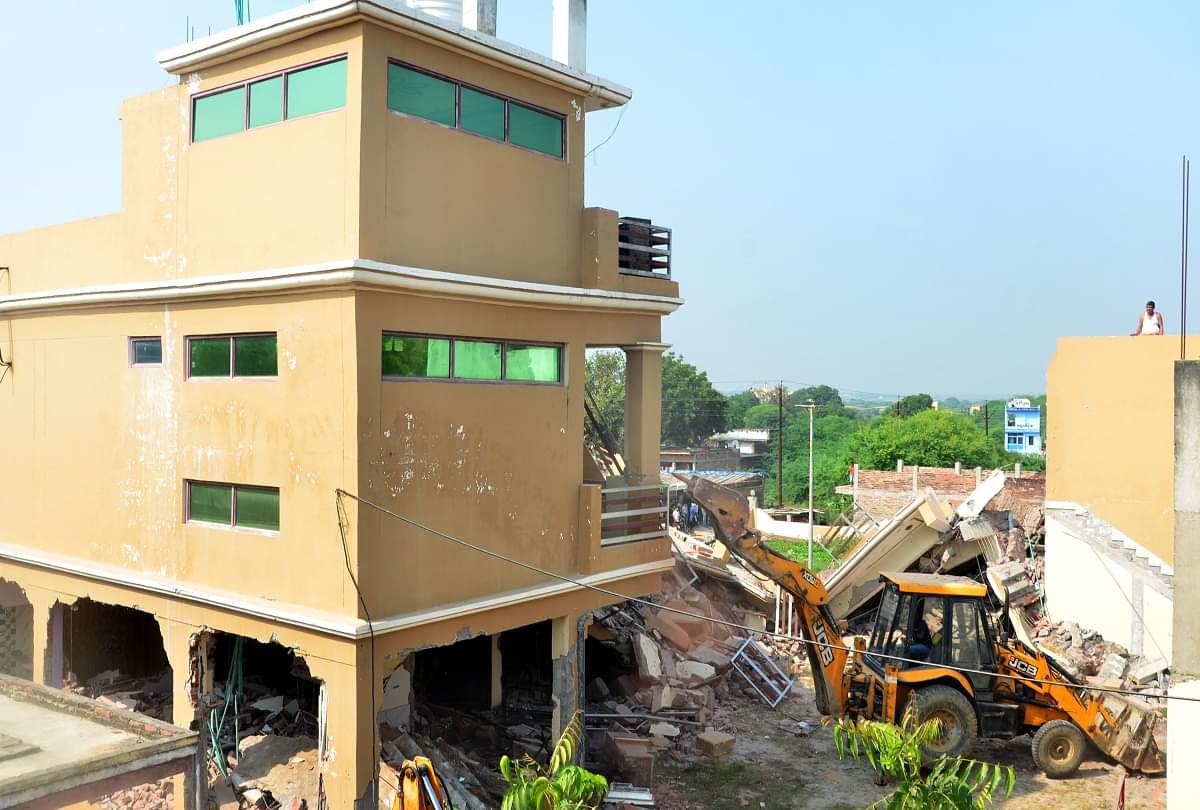 Former MLA Vijma Yadav's brother History sheeter Ramlochan's guesthouse pda demolished