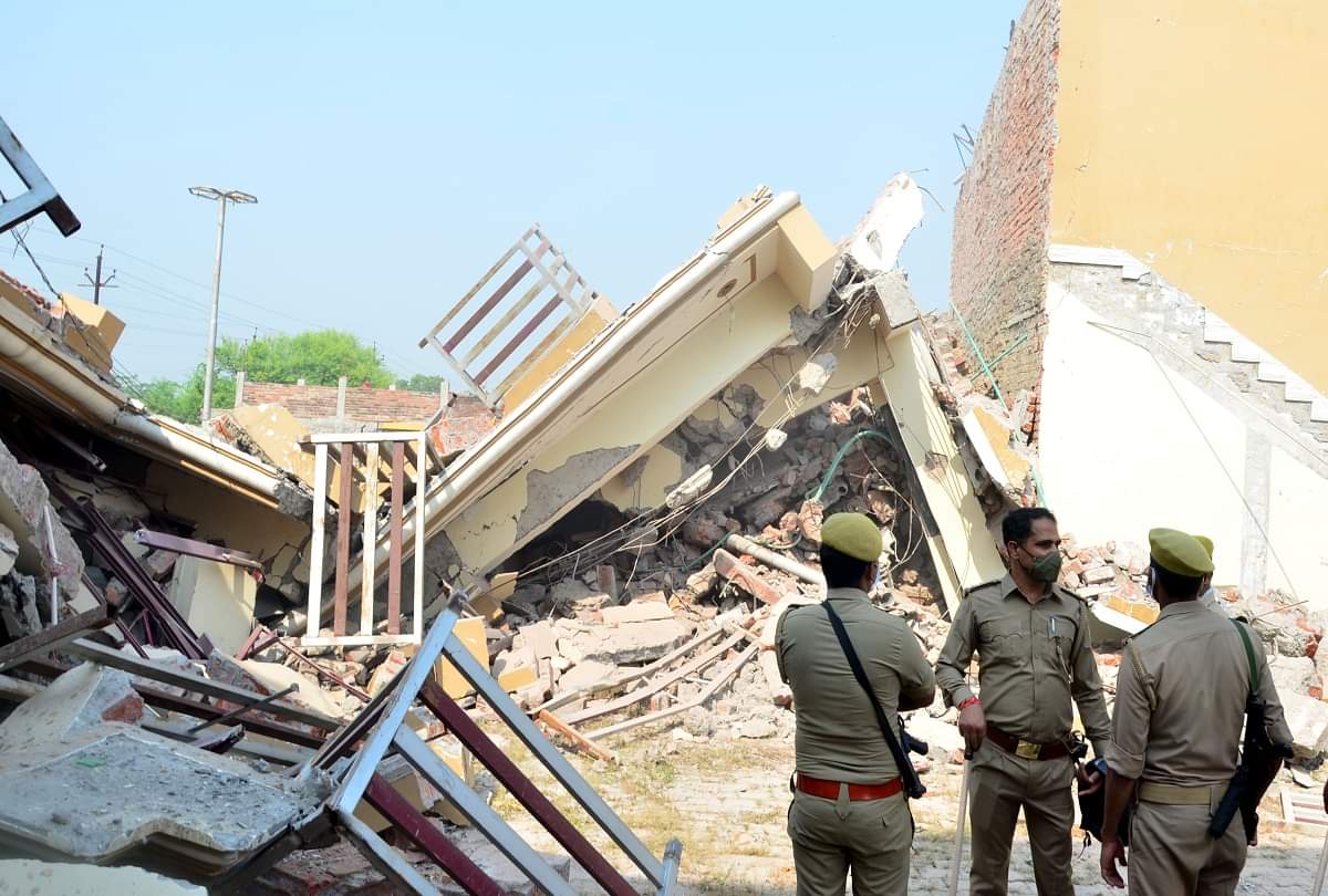 Former MLA Vijma Yadav's brother History sheeter Ramlochan's guesthouse pda demolished