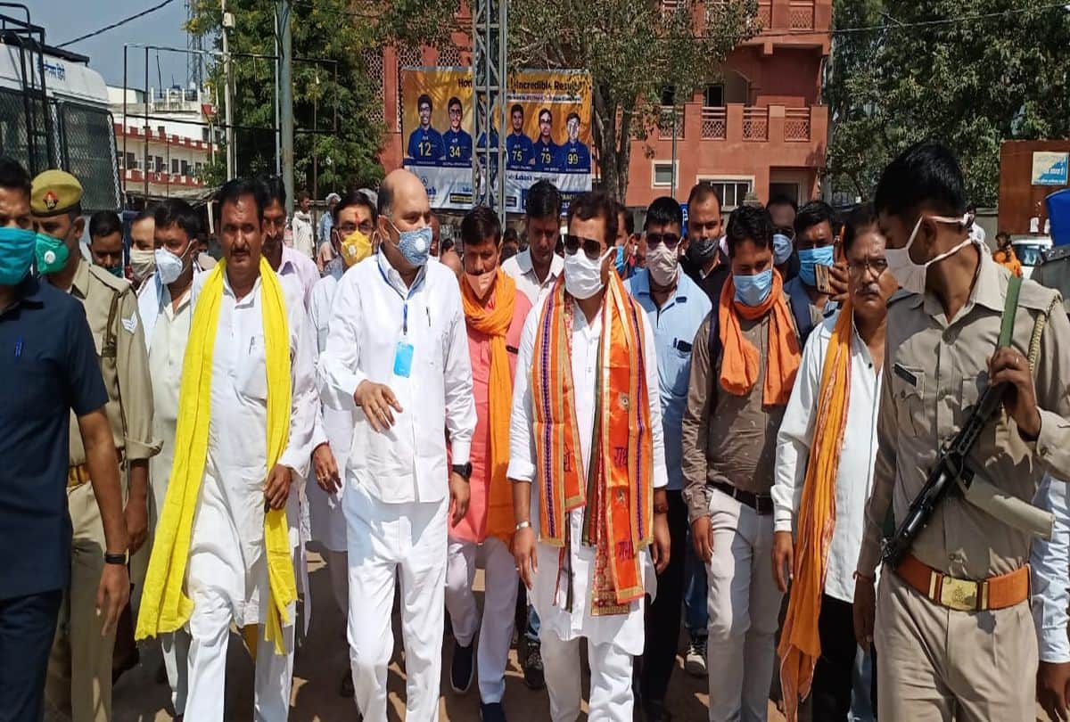 Up Energy Minister Shrikant Sharma Darshan In Govardhan Mandir