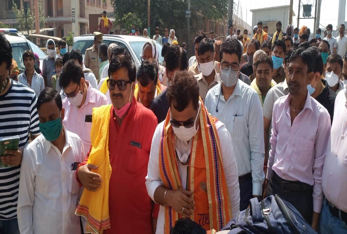 Up Energy Minister Shrikant Sharma Darshan In Govardhan Mandir