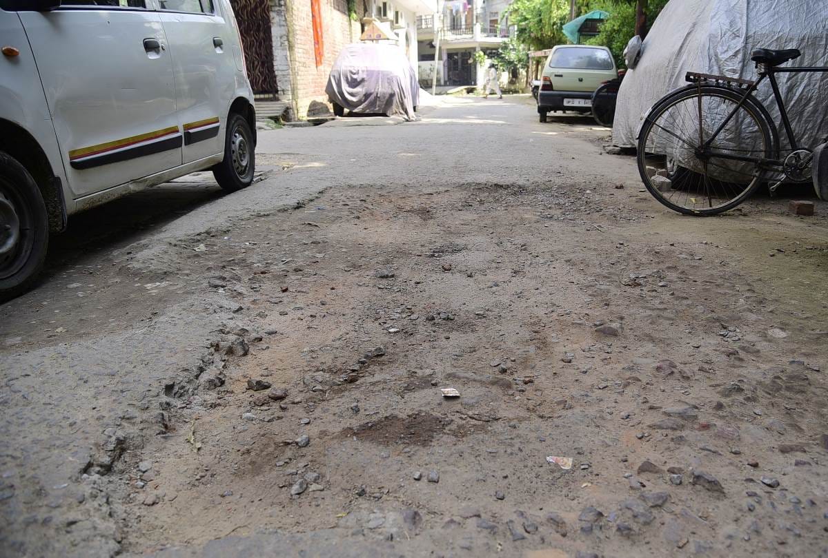 condition of roads in VIP areas in lucknow