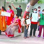 विरोध करने पहुंची महिलाएं