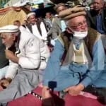 पीओके में पाक सरकार के खिलाफ प्रदर्शन करते लोग