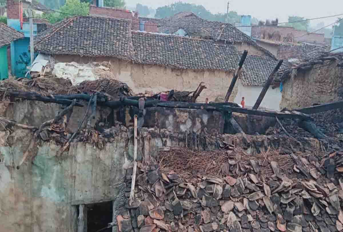Fire on the door lock of the house, four scorched