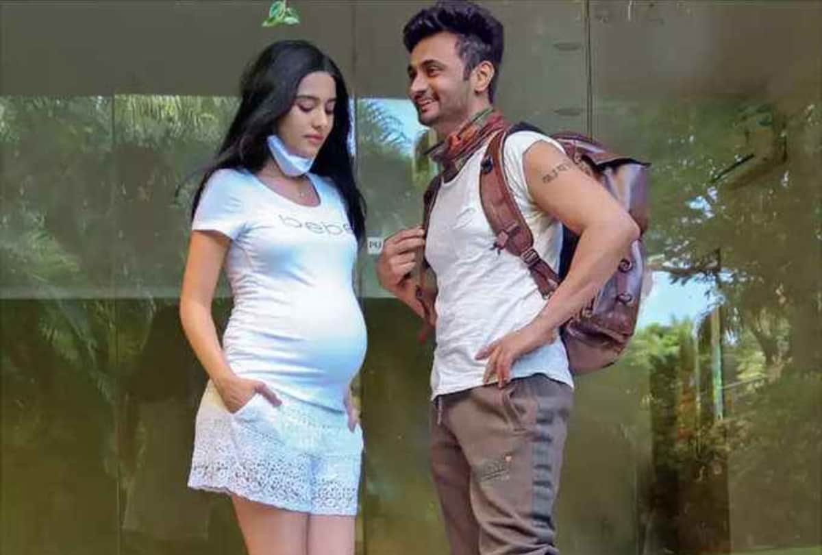 Amrita rao expecting first child spotted with baby bump
