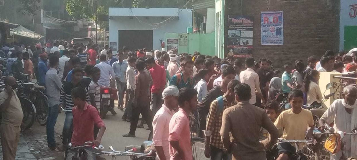 Demonstration in front of post office for not making Aadhaar card