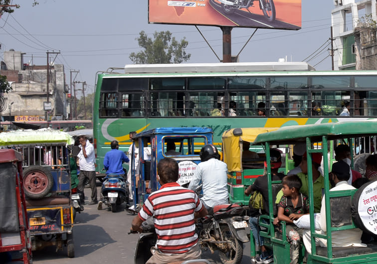 Buses parked on the road, how not jammed