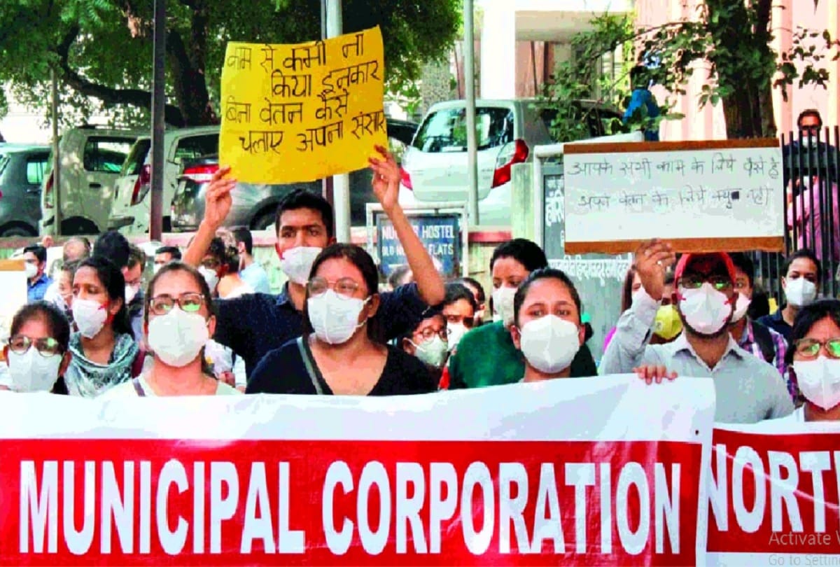 The strike of doctors continued for the second day in the Hindu Rao Hospital