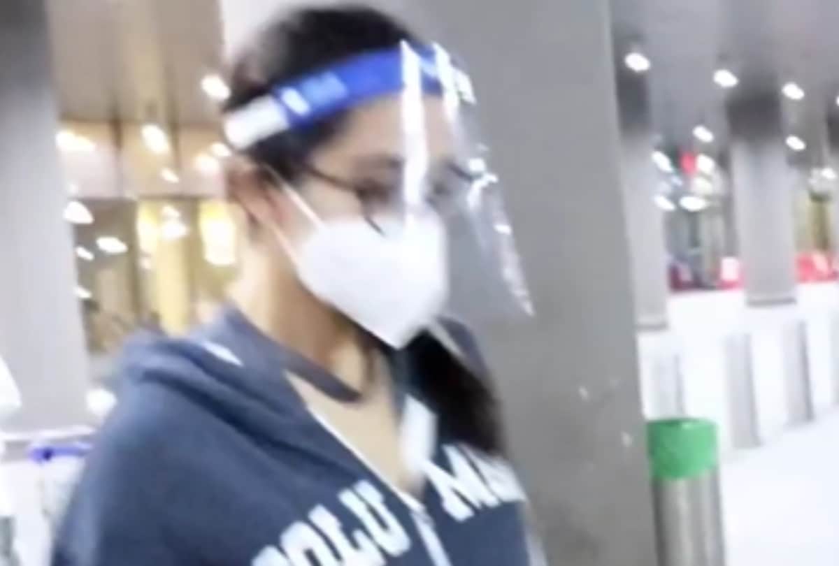 Sara ali khan spotted Mumbai airport ignore media