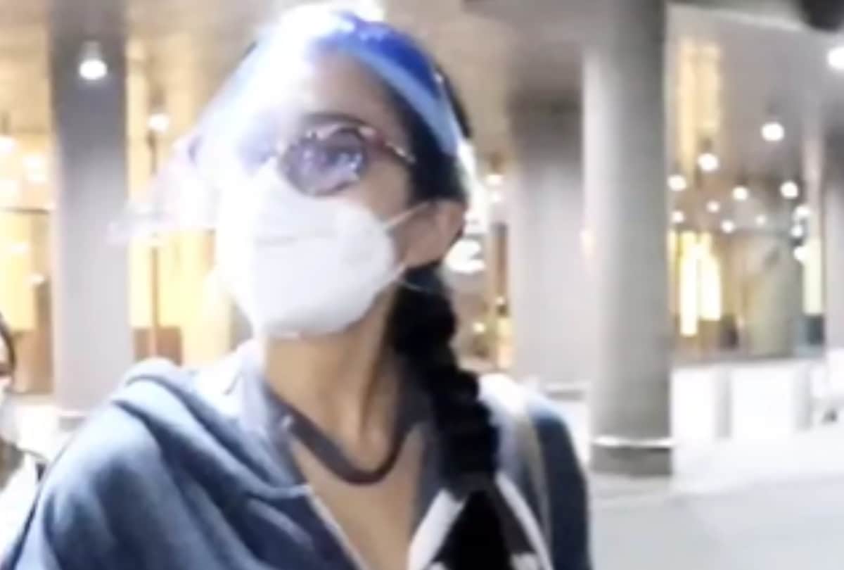 Sara ali khan spotted Mumbai airport ignore media