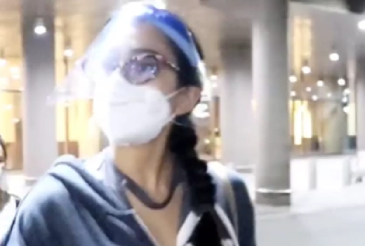 Sara ali khan spotted Mumbai airport ignore media