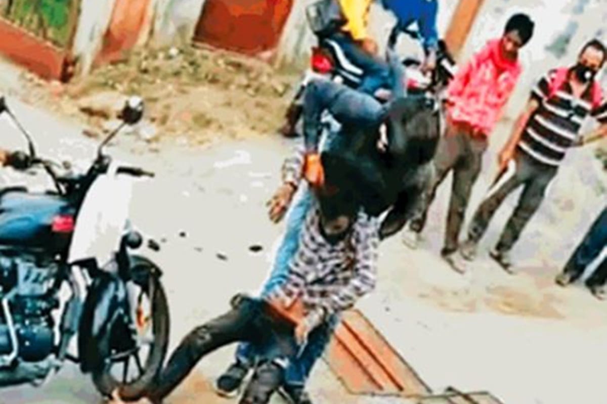 jabalpur video of two men thrashing an auto driver after road accident gone viral sp says fir registered
