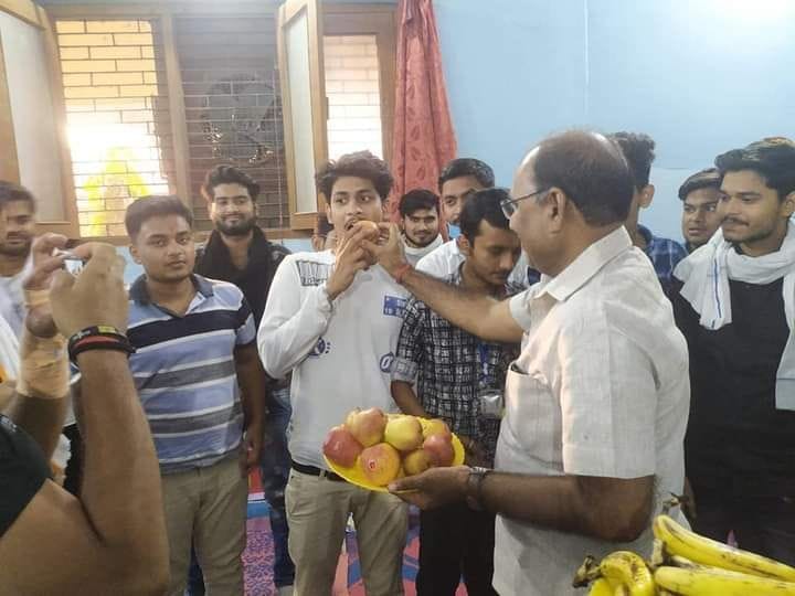 anashan par baithe chhaatron ko seeton mein badhotaree karane ka aashvaasan dekar manaaya