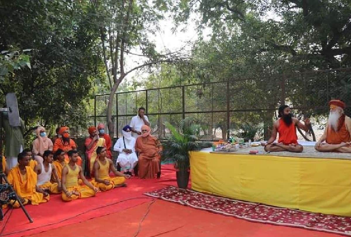 legal notice to Baba Ramdev for violating wildlife protection Act by performing yog on elephant