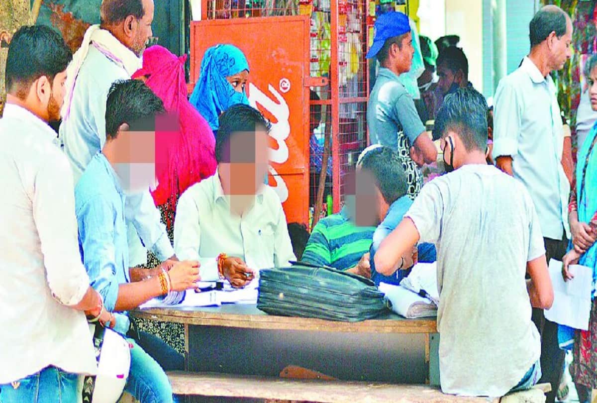 Amar Ujala Sting On Aadhar Card Brokers Deals In 150 Rupees