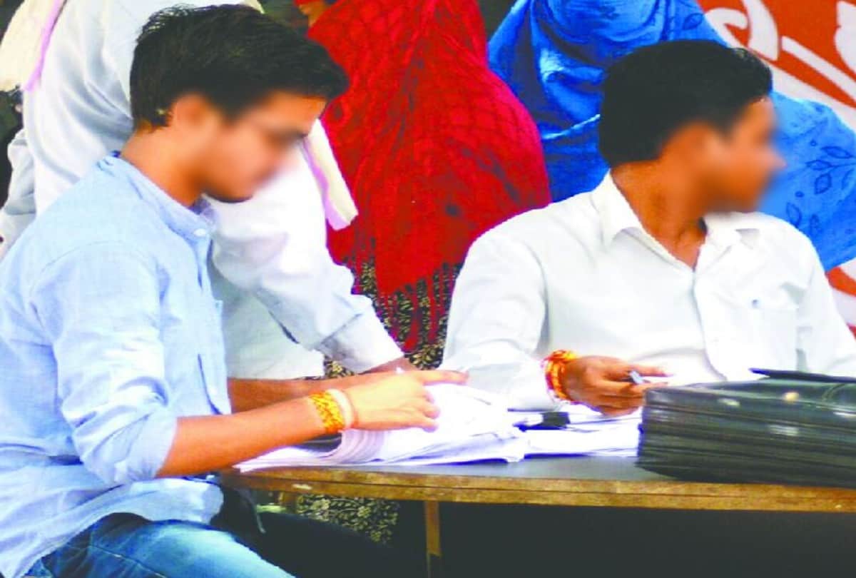 Amar Ujala Sting On Aadhar Card Brokers Deals In 150 Rupees