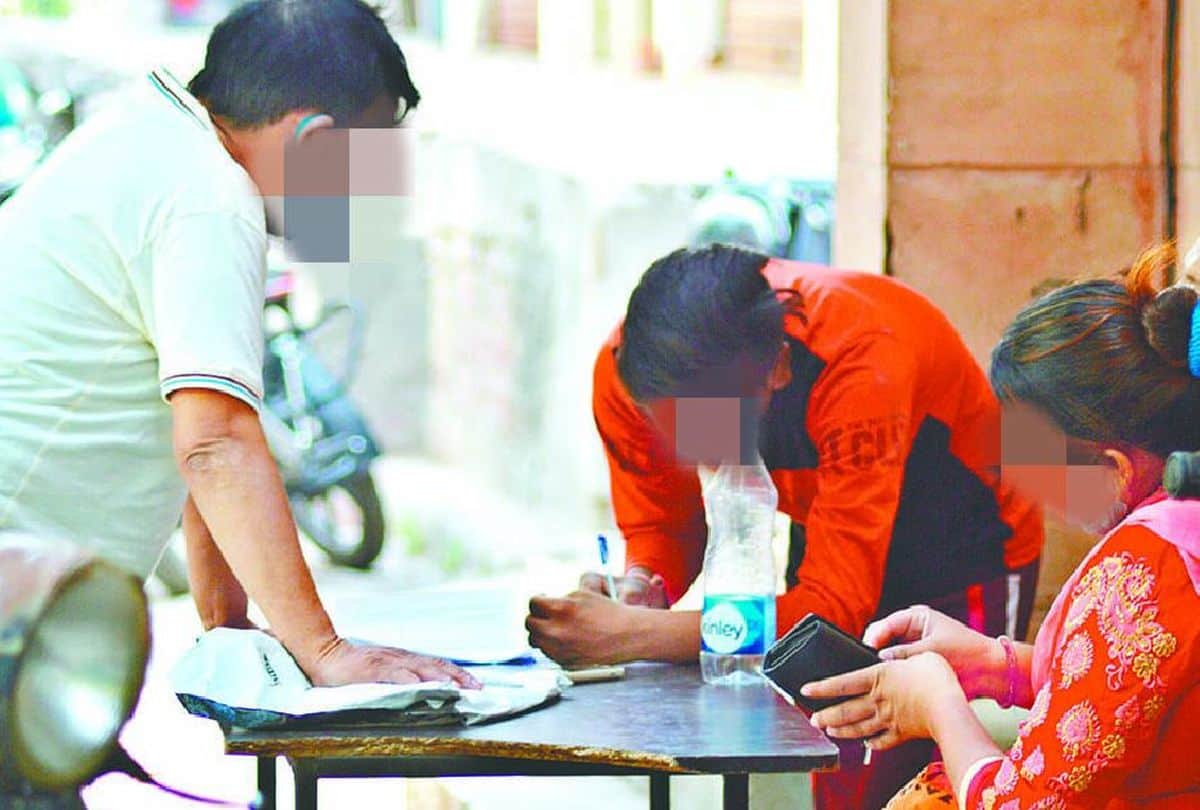 Amar Ujala Sting On Aadhar Card Brokers Deals In 150 Rupees