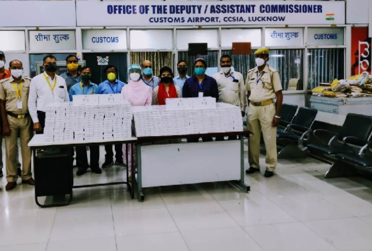 two smugglers caught with cigarette of 16 lakhs 80 thousands at amausi airport