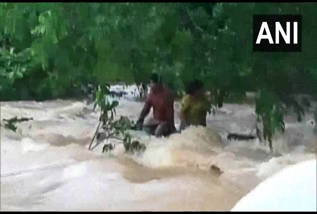 heavy to heavy rain in andhra pradesh car swim away in visakhapatnam one man died