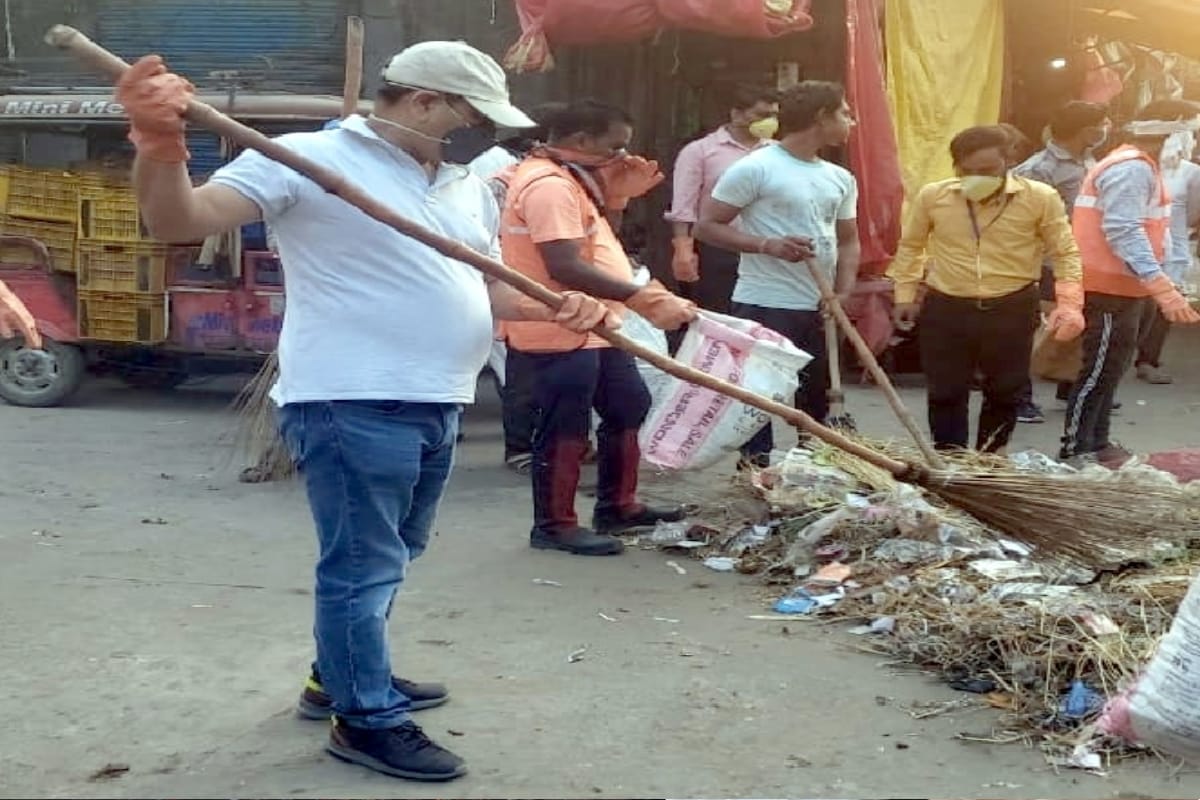DM picked up broom on his own, Started cleaning campaign in Bijnor