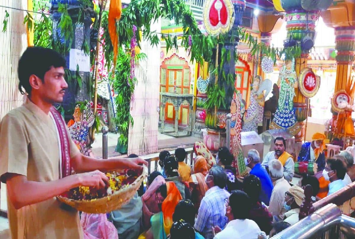 devotees performs worship in thakur dwarkadhish temple mathura