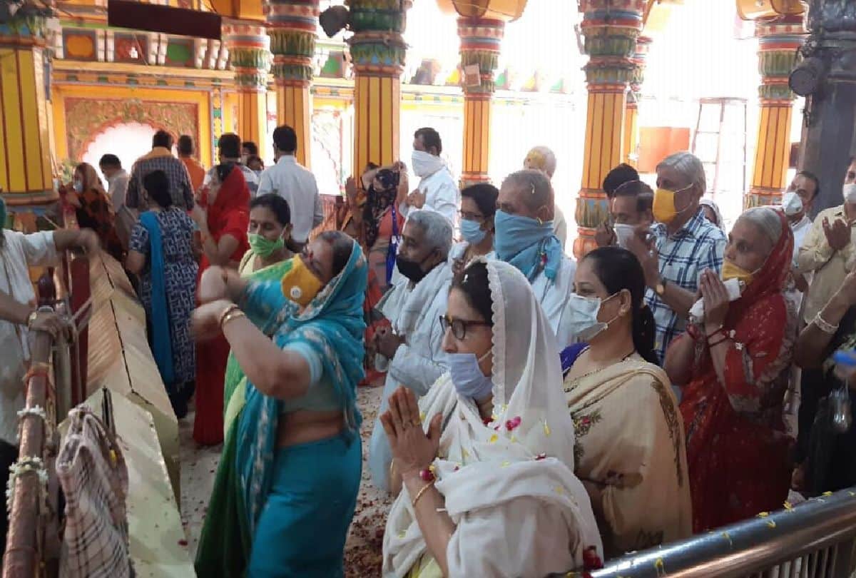 devotees performs worship in thakur dwarkadhish temple mathura