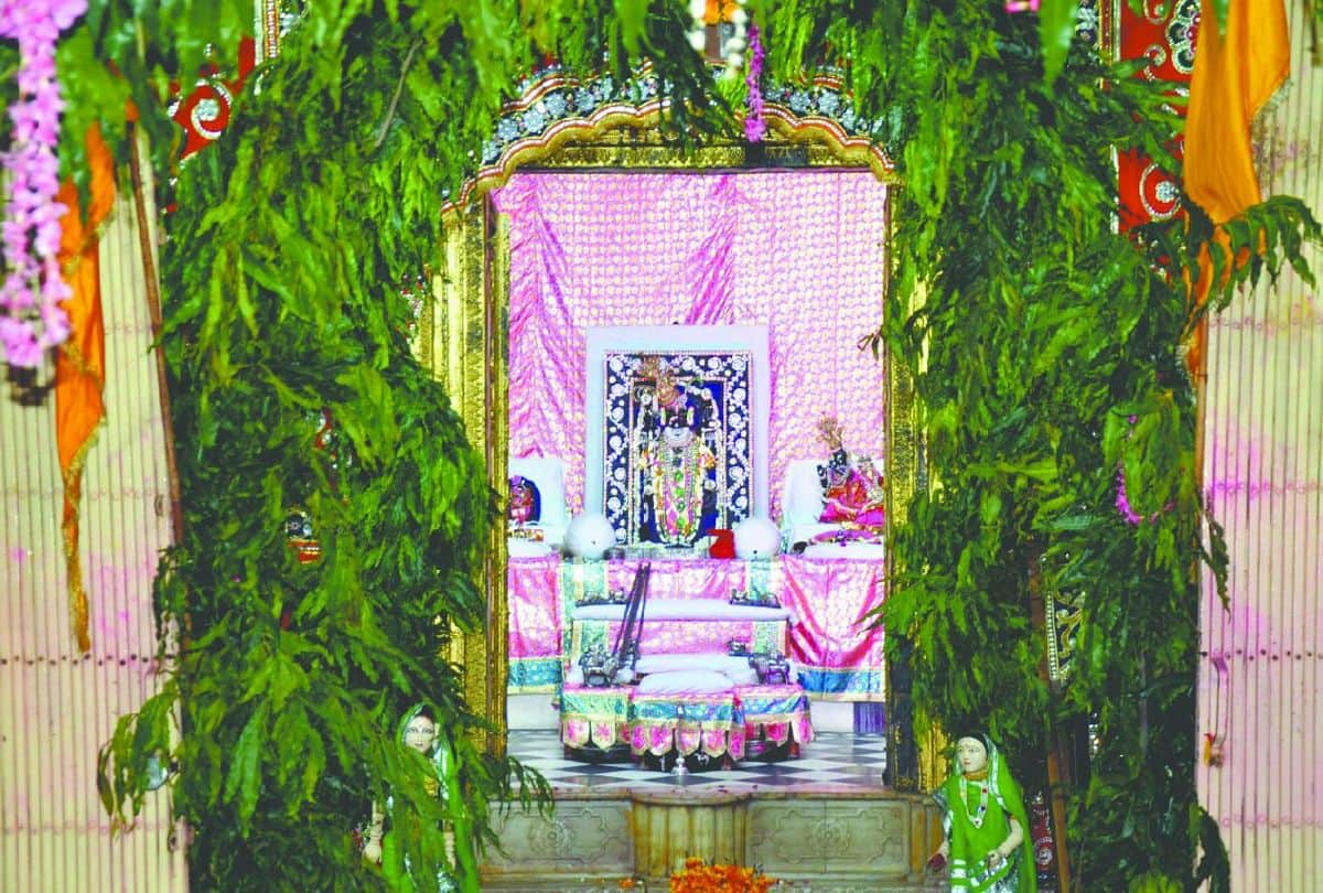 devotees performs worship in thakur dwarkadhish temple mathura