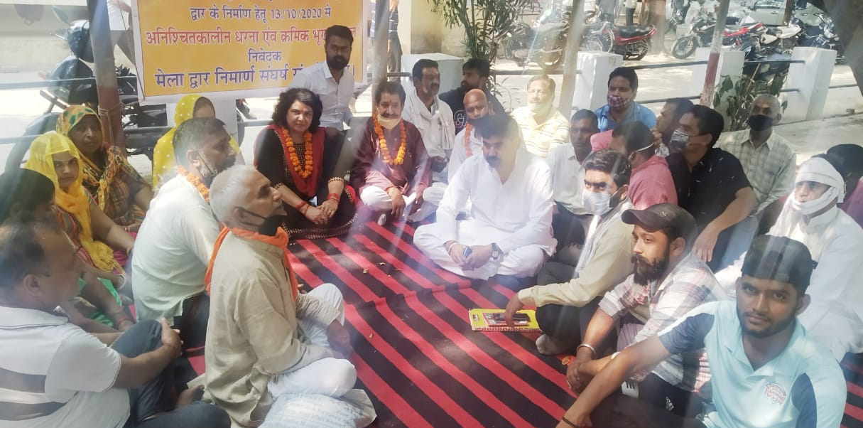 People sitting on hunger strike against the municipality