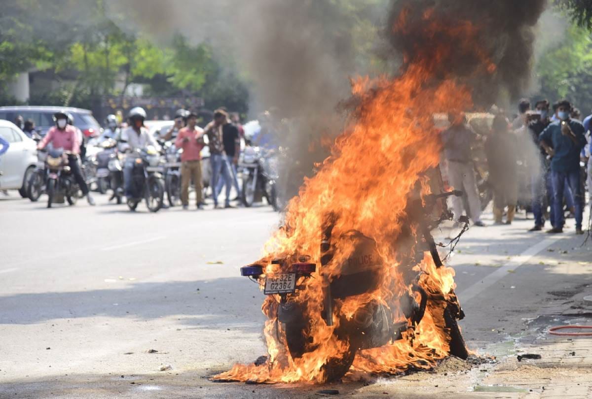 a running bike caught fire in lucknow