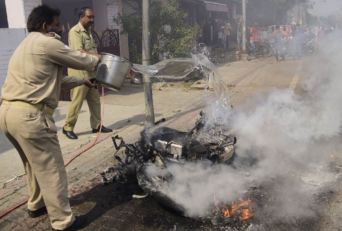 a running bike caught fire in lucknow